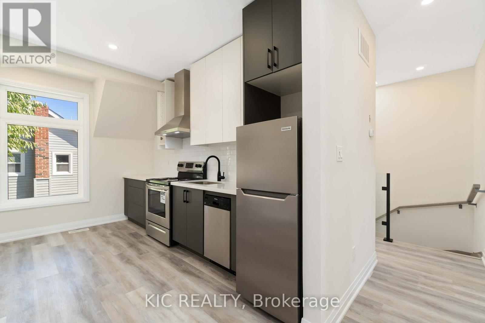 18 Somerset Avenue, Toronto, Ontario  M6H 2R4 - Photo 9 - C12317954