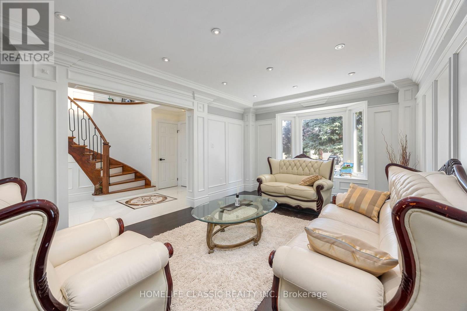 Property at 550 DAHLIA CRESCENT image 3