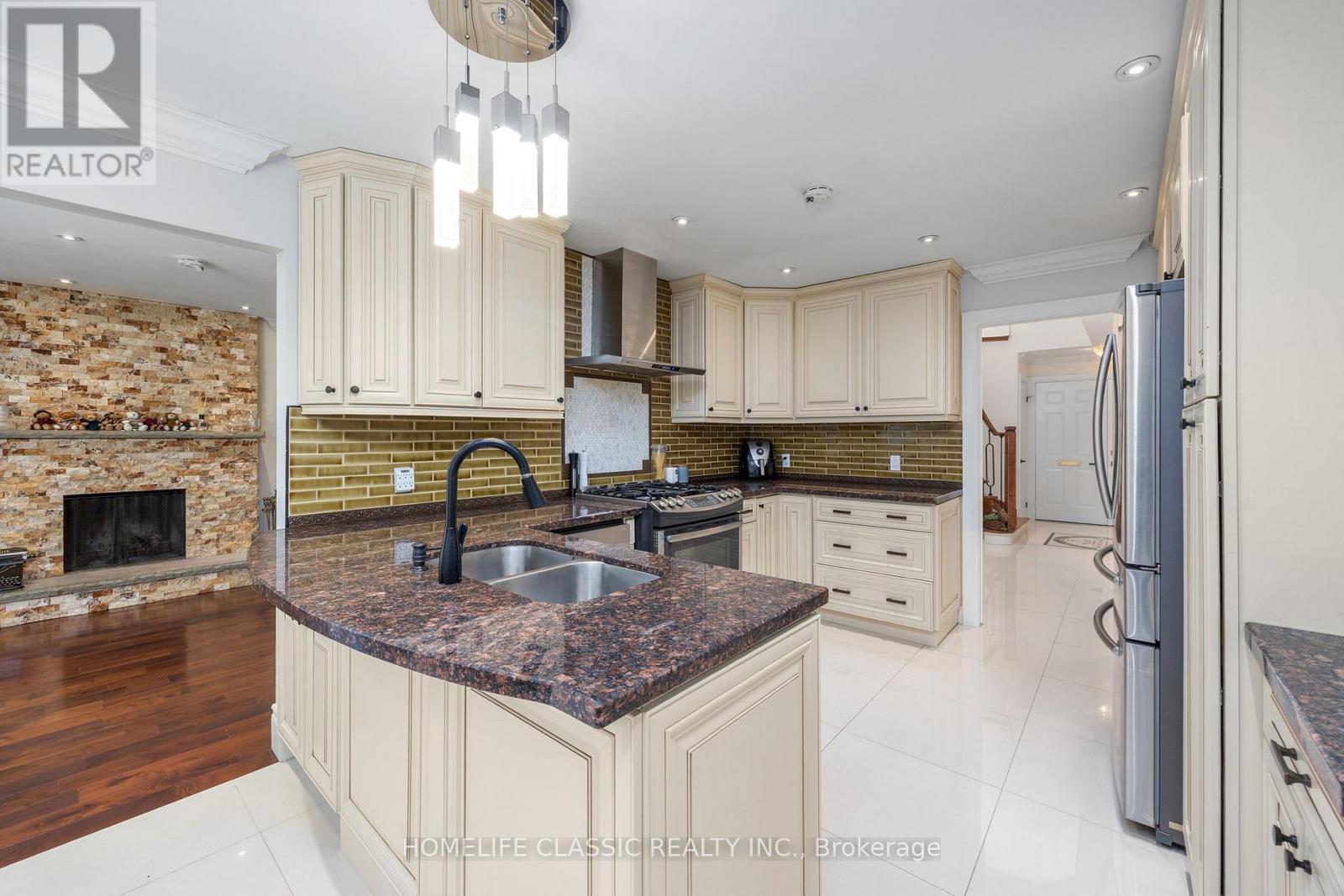 550 Dahlia Crescent, Pickering, Ontario  L1W 3G5 - Photo 7 - E12317972