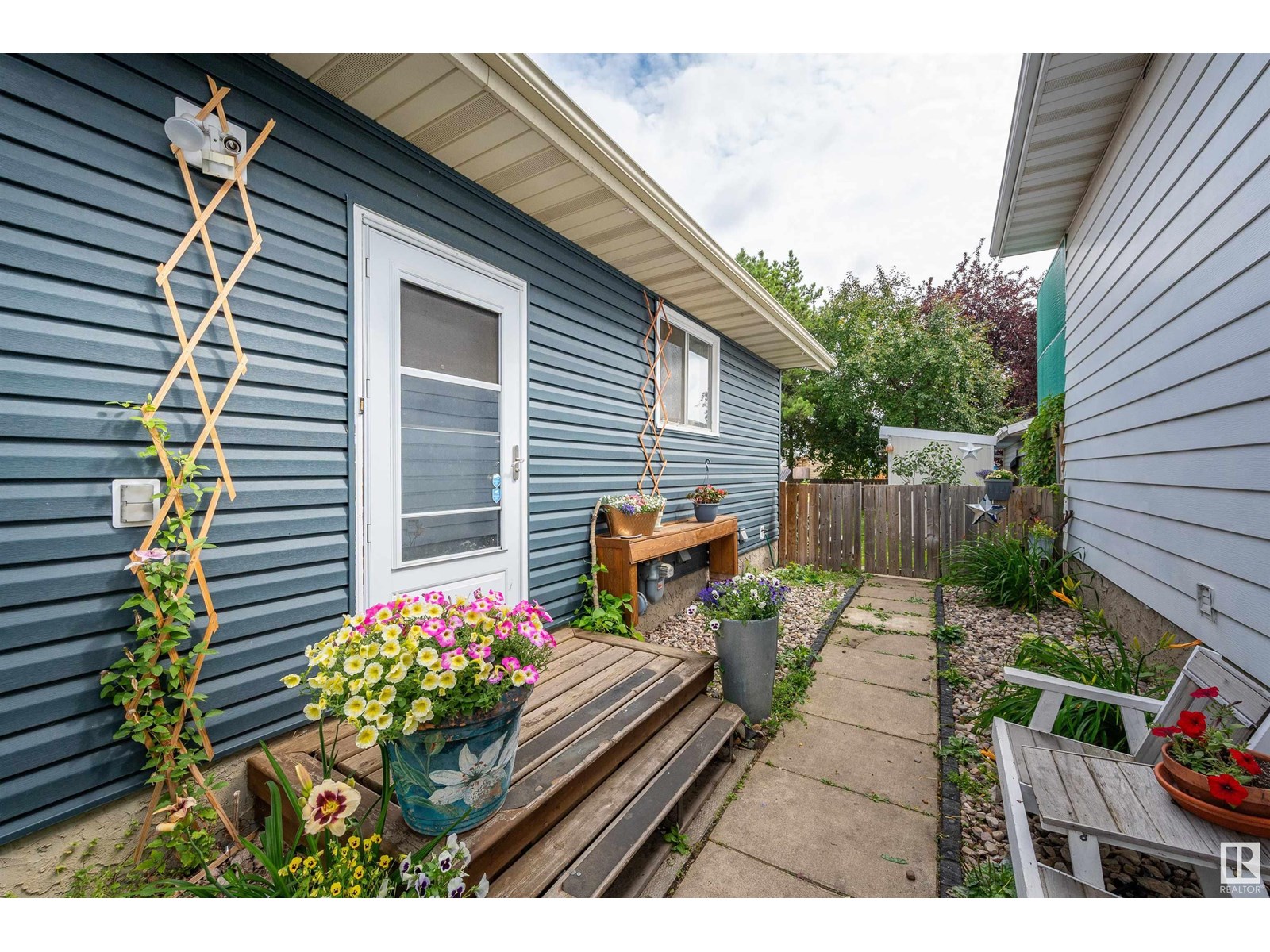 Property at 24 Westbend ST image 3