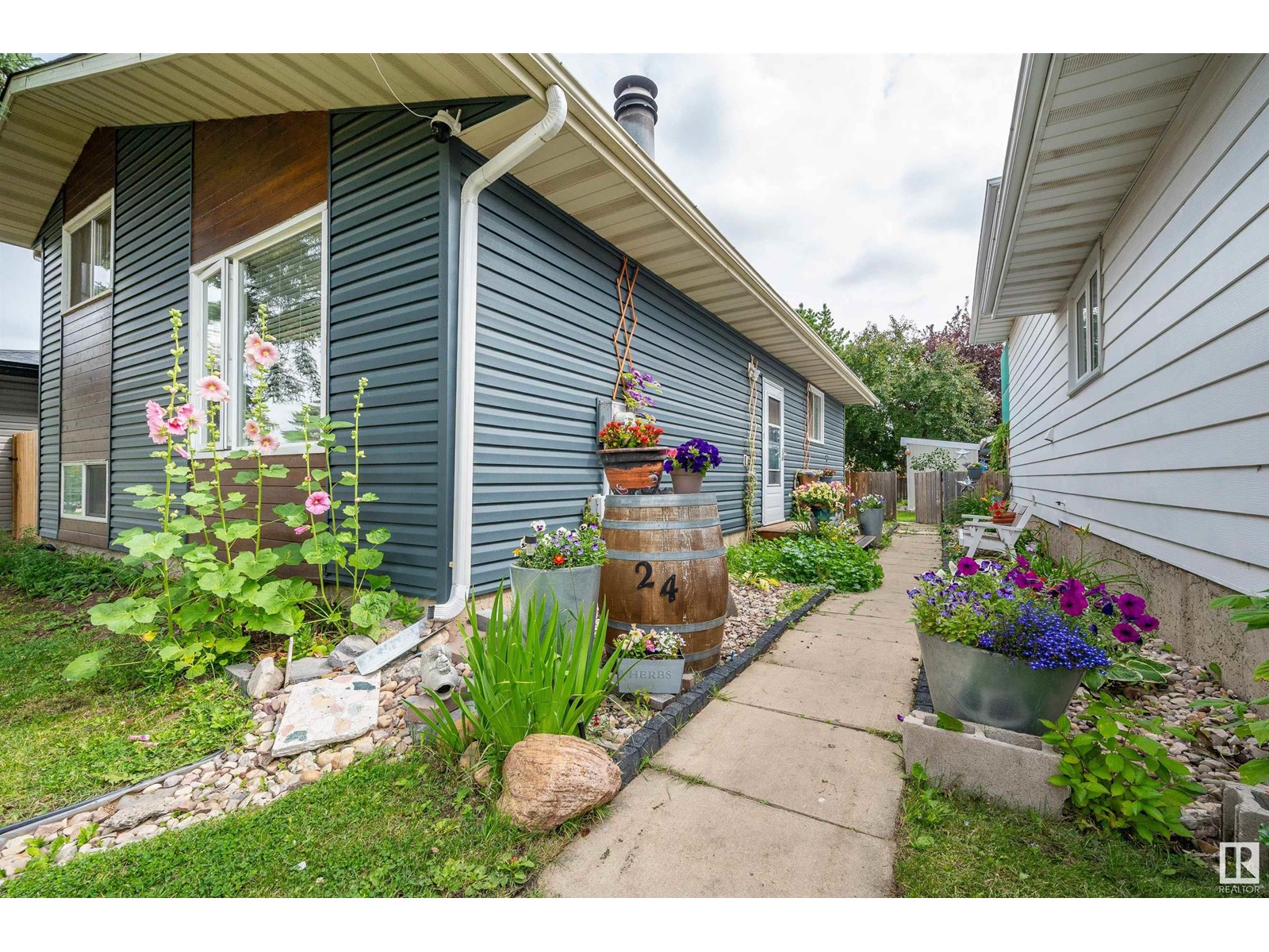 Property at 24 Westbend ST image 2