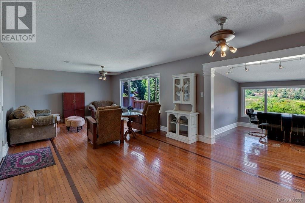 Property at 2028 Cathers Dr image 4