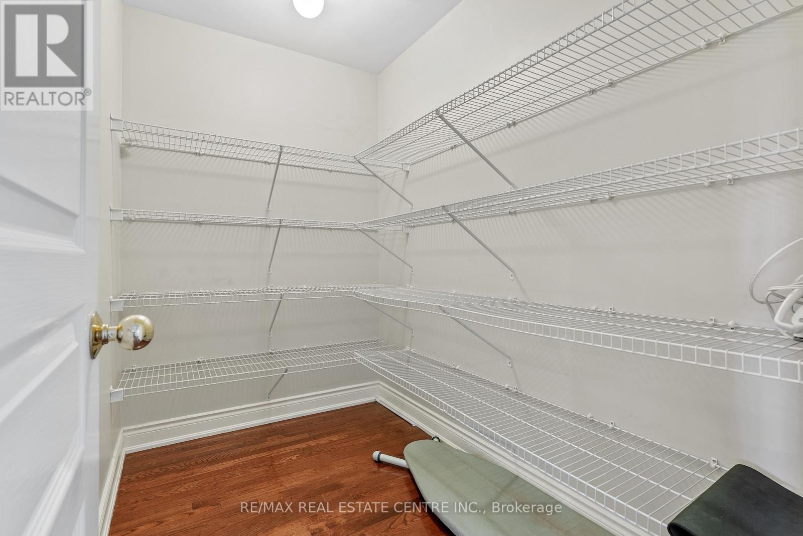 819 Canyon Street, Mississauga, Ontario  L5H 4M3 - Photo 37 - W12318084