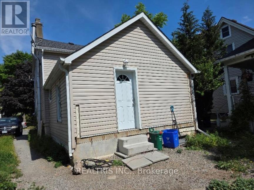 31 Ormond Street S, Thorold, Ontario  L2V 1Y3 - Photo 2 - X12318100