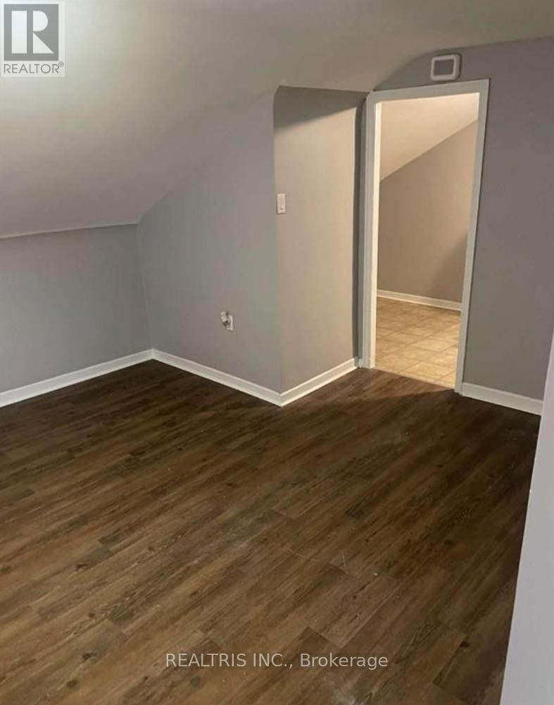 31 Ormond Street S, Thorold, Ontario  L2V 1Y3 - Photo 3 - X12318100