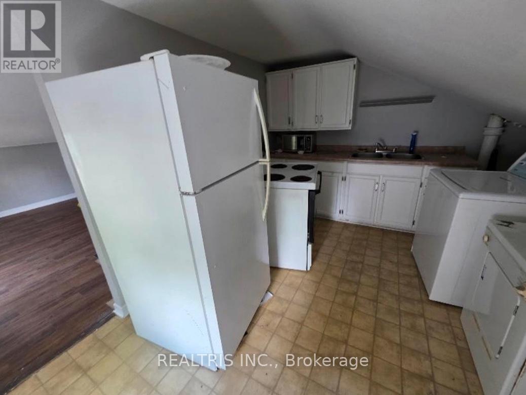 31 Ormond Street S, Thorold, Ontario  L2V 1Y3 - Photo 5 - X12318100