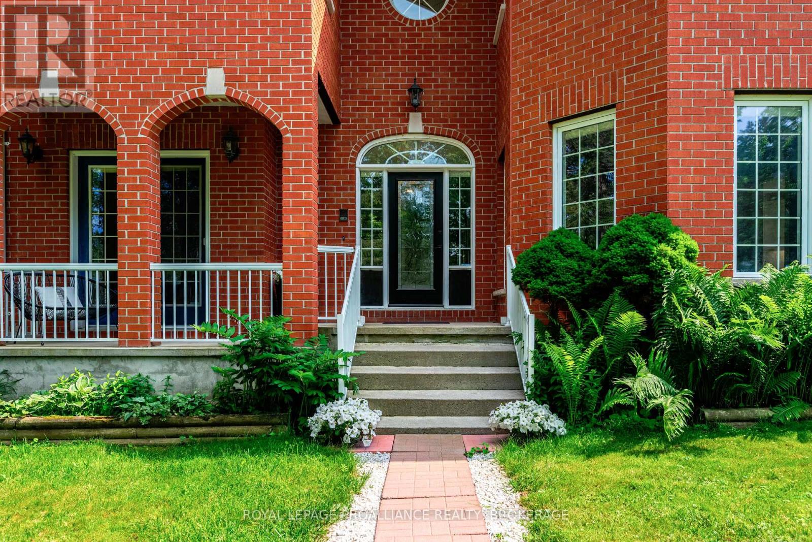 Property at 946 BRIDGE STREET W image 2