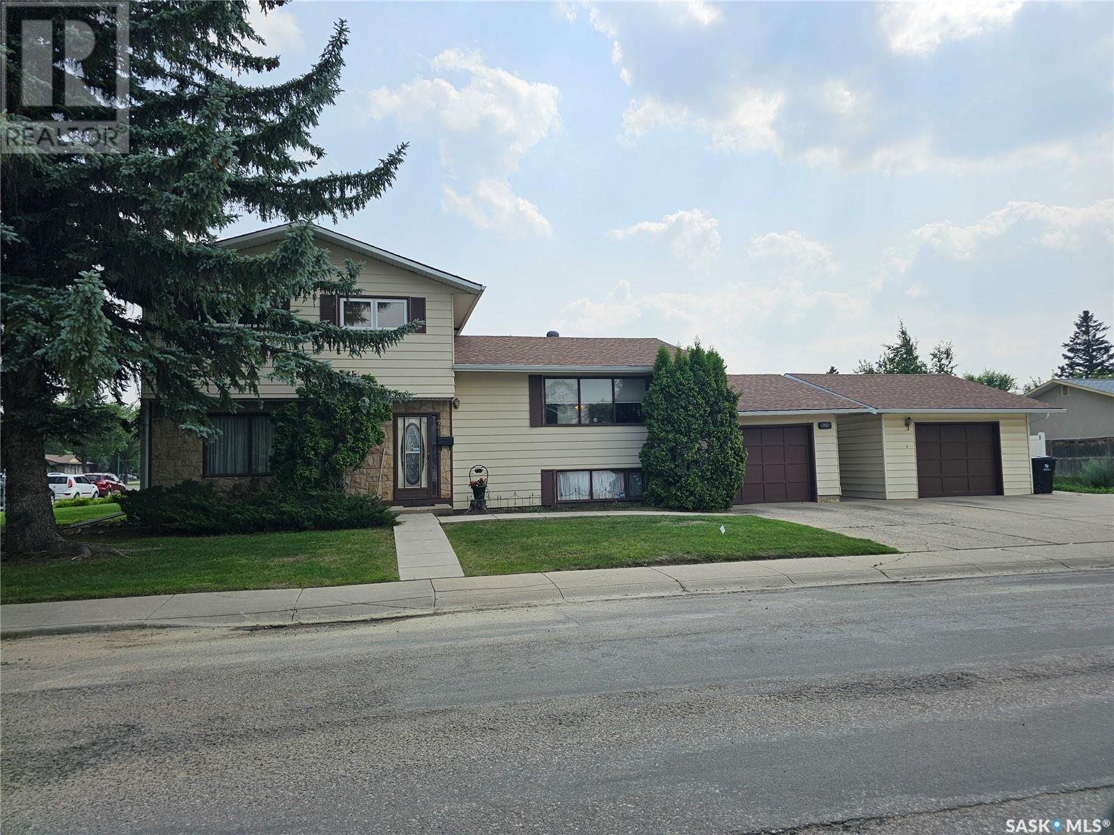 Property at 702 McKercher DRIVE W image 1
