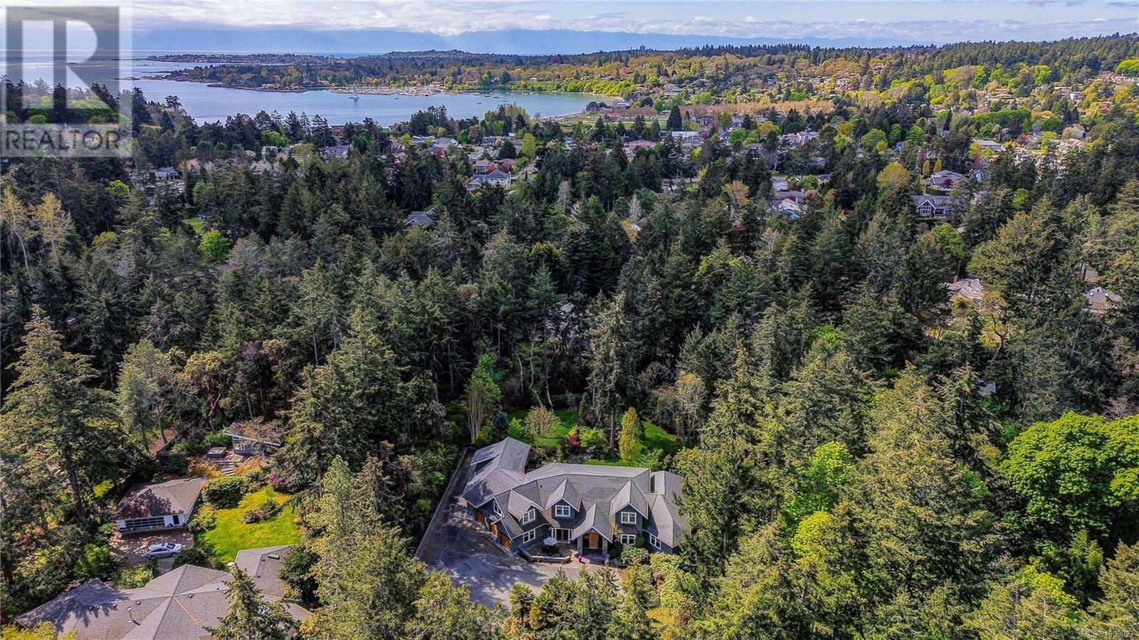 2615 Queenswood Dr, Saanich, British Columbia