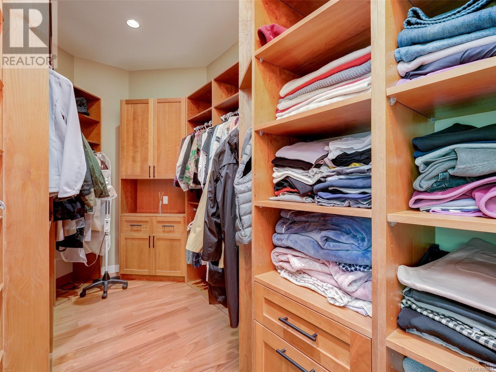 2615 Queenswood Dr, Saanich, British Columbia  V8N 1X6 - Photo 23 - 1009027