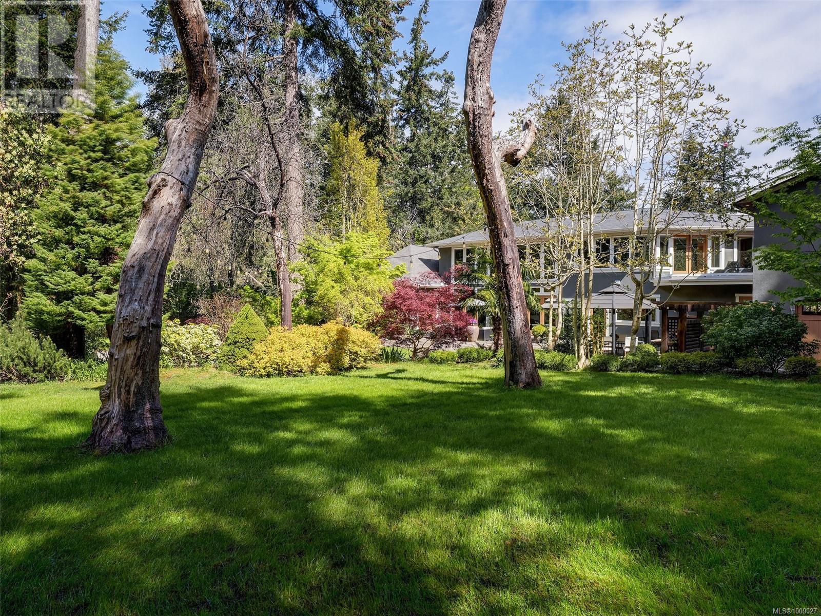 2615 Queenswood Dr, Saanich, British Columbia  V8N 1X6 - Photo 53 - 1009027