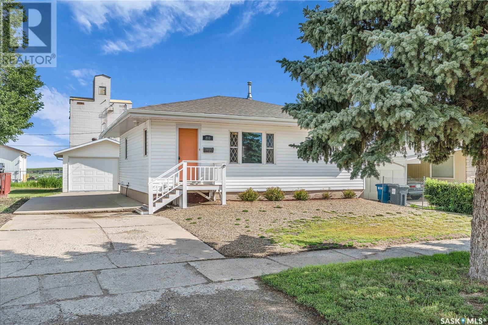 211 6th Avenue W, Gravelbourg, Saskatchewan  S0H 1X0 - Photo 1 - SK014212