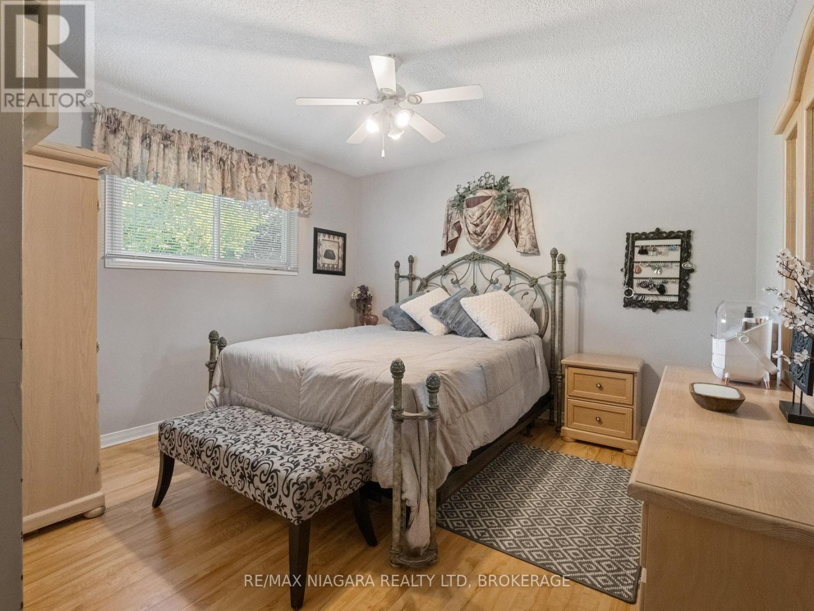 8071 Paddock Trail Drive, Niagara Falls, Ontario  L2H 1W8 - Photo 12 - X12318339