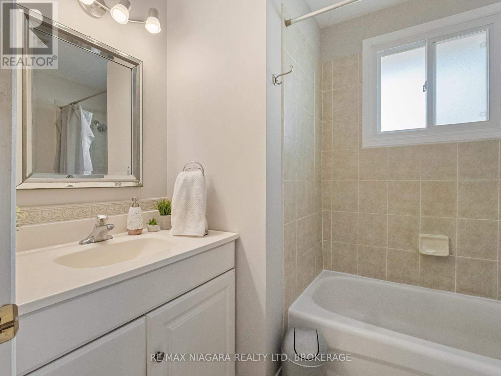 8071 Paddock Trail Drive, Niagara Falls, Ontario  L2H 1W8 - Photo 15 - X12318339
