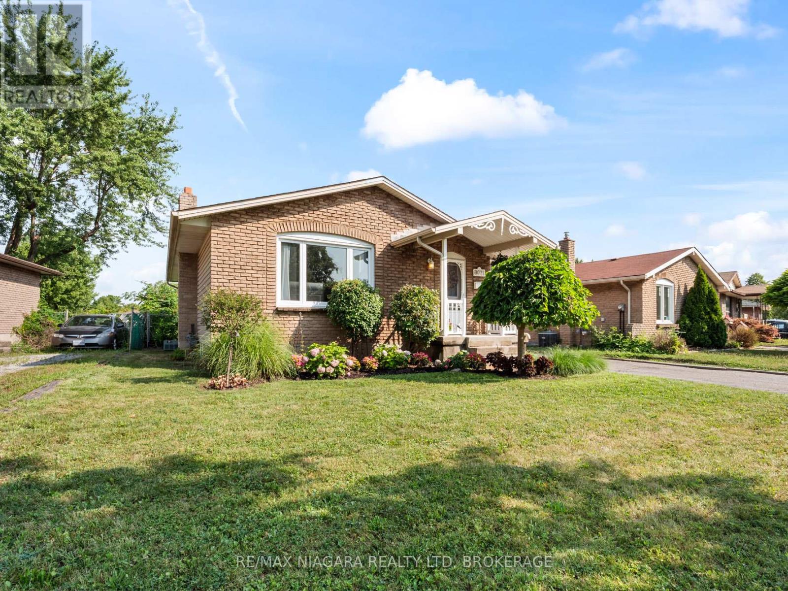 8071 Paddock Trail Drive, Niagara Falls, Ontario  L2H 1W8 - Photo 3 - X12318339