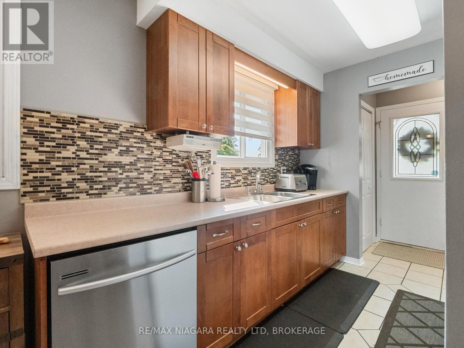8071 Paddock Trail Drive, Niagara Falls, Ontario  L2H 1W8 - Photo 5 - X12318339