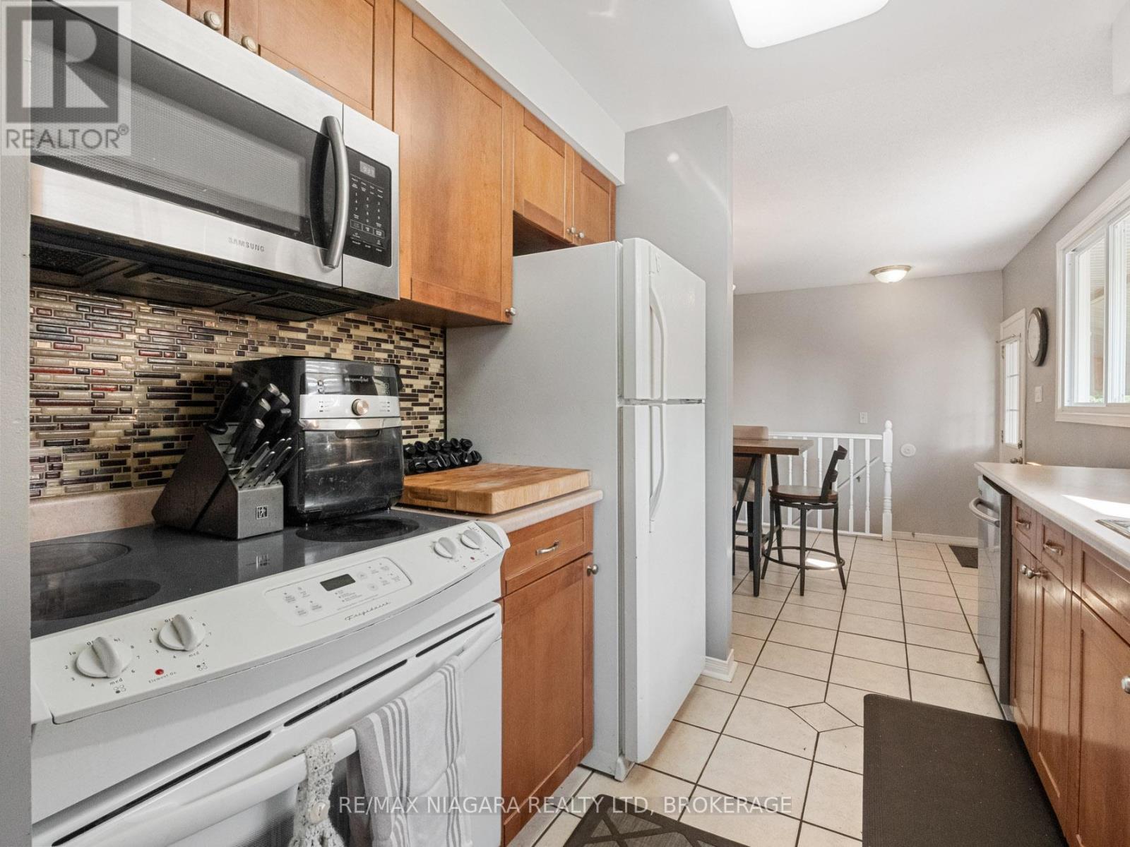 8071 Paddock Trail Drive, Niagara Falls, Ontario  L2H 1W8 - Photo 6 - X12318339