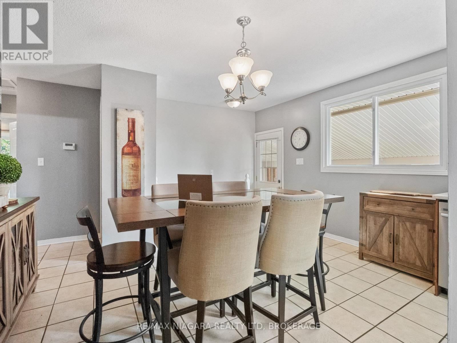 8071 Paddock Trail Drive, Niagara Falls, Ontario  L2H 1W8 - Photo 8 - X12318339