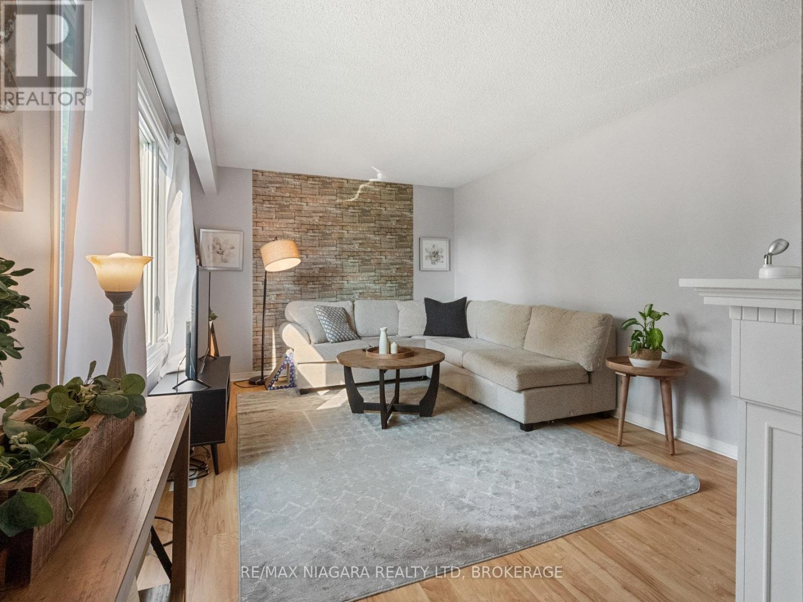 8071 Paddock Trail Drive, Niagara Falls, Ontario  L2H 1W8 - Photo 9 - X12318339