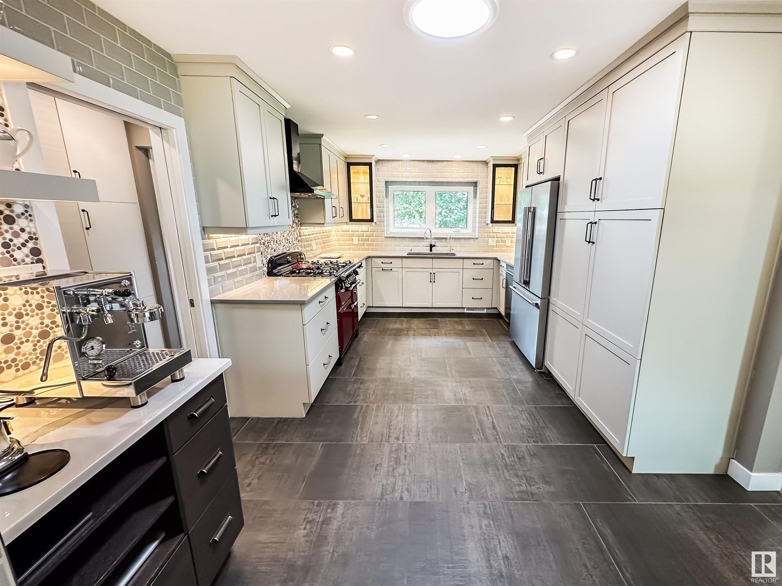 Property at 13908 86 AV NW image 3