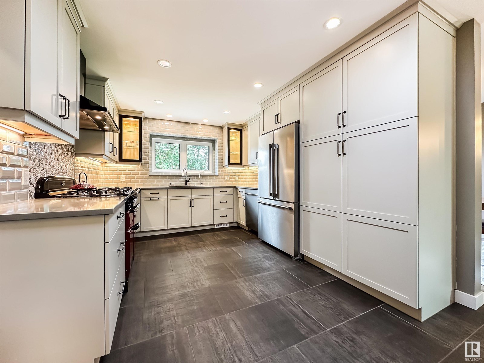 Property at 13908 86 AV NW image 4