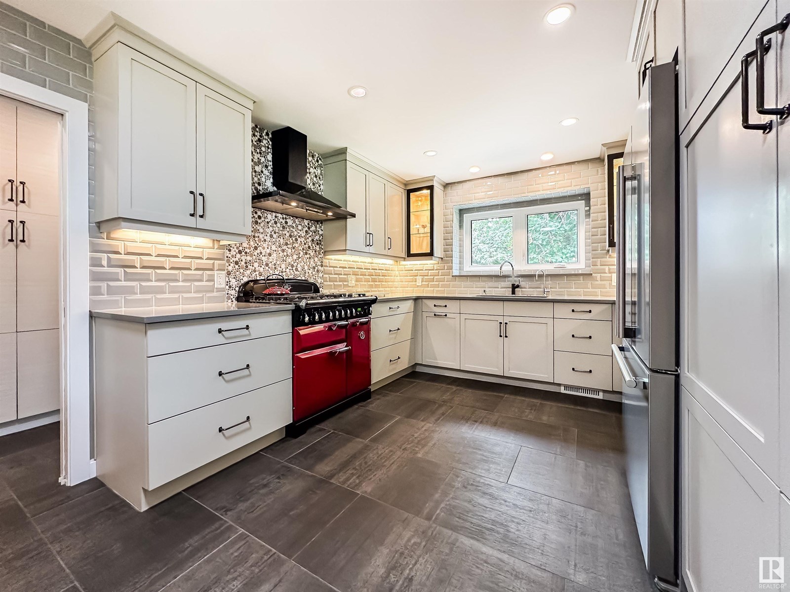 Property at 13908 86 AV NW image 5
