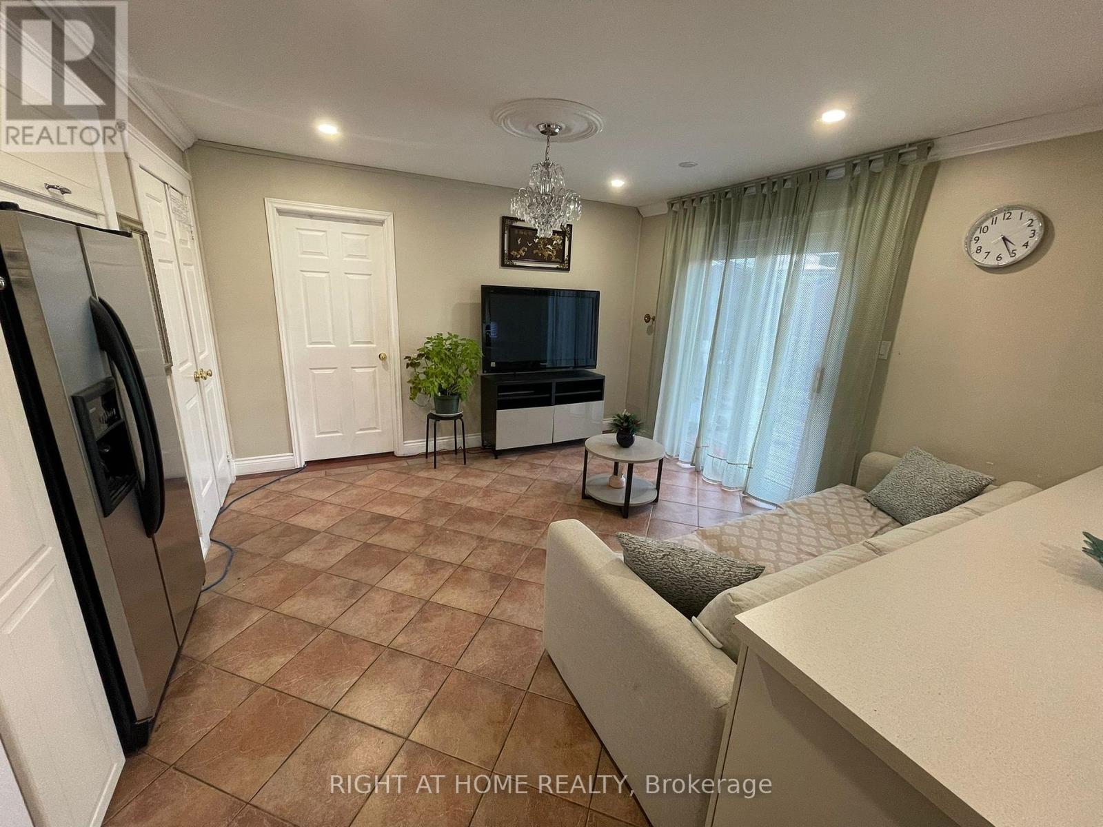 1627 Middleton Street, Pickering, Ontario  L1X 2L5 - Photo 3 - E12318418