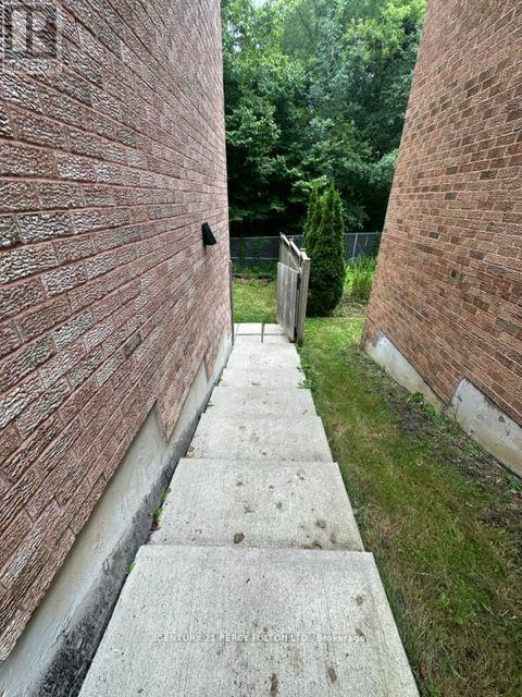 1115 Ridgewood Court, Pickering, Ontario  L1V 6M1 - Photo 2 - E12316335