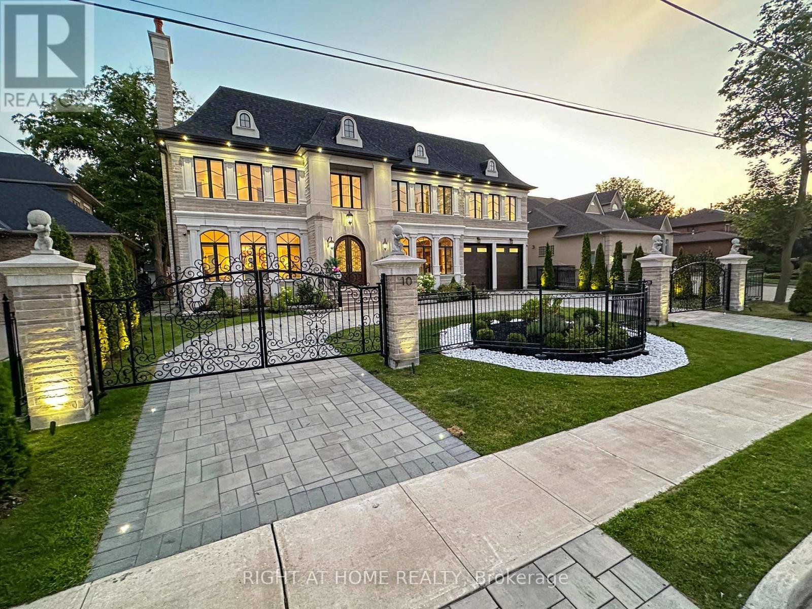 Property at 10 YONGEVIEW AVENUE image 2