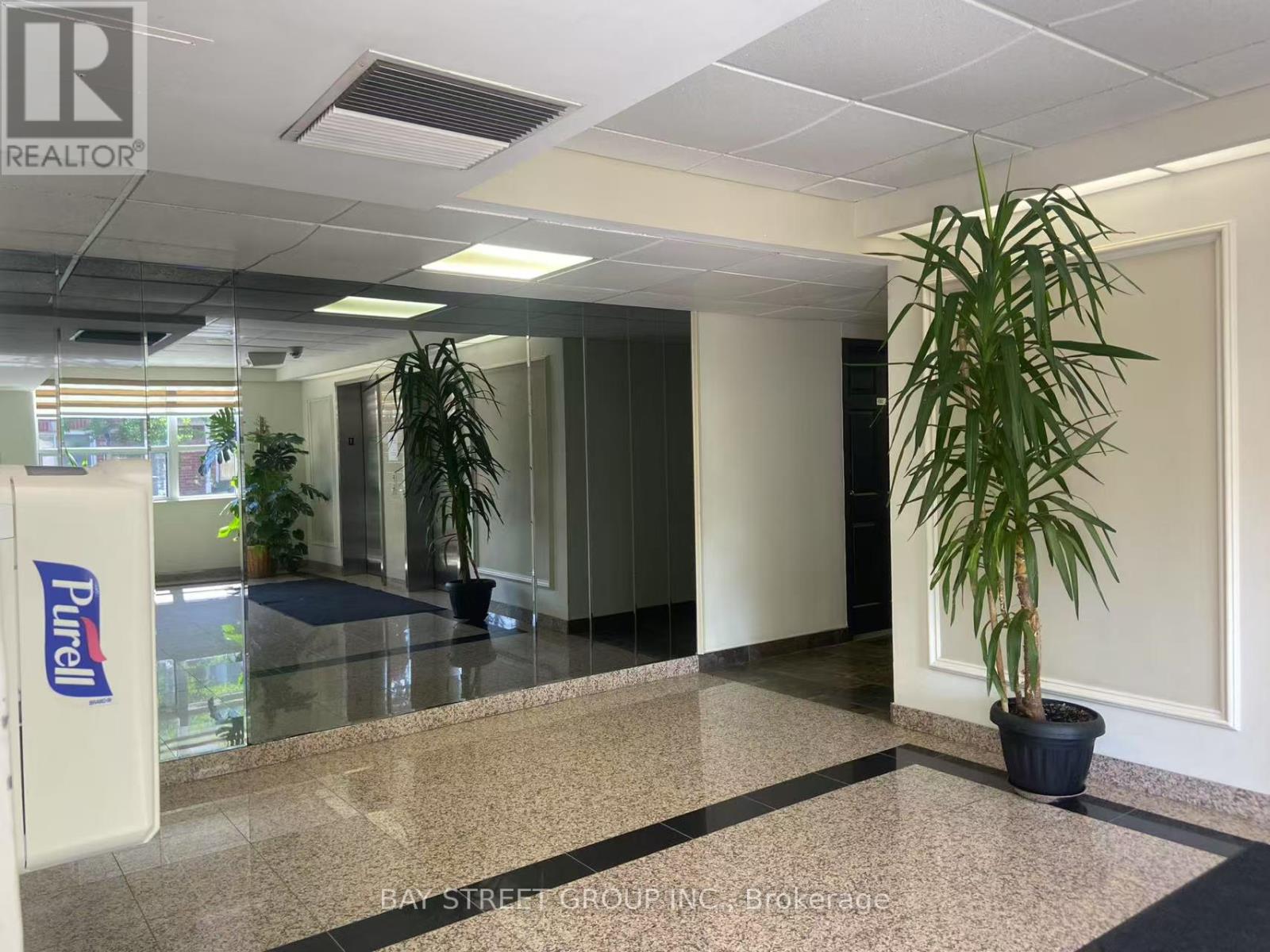 212 - 7378 Yonge Street, Vaughan, Ontario  L4J 8J1 - Photo 2 - N12318505