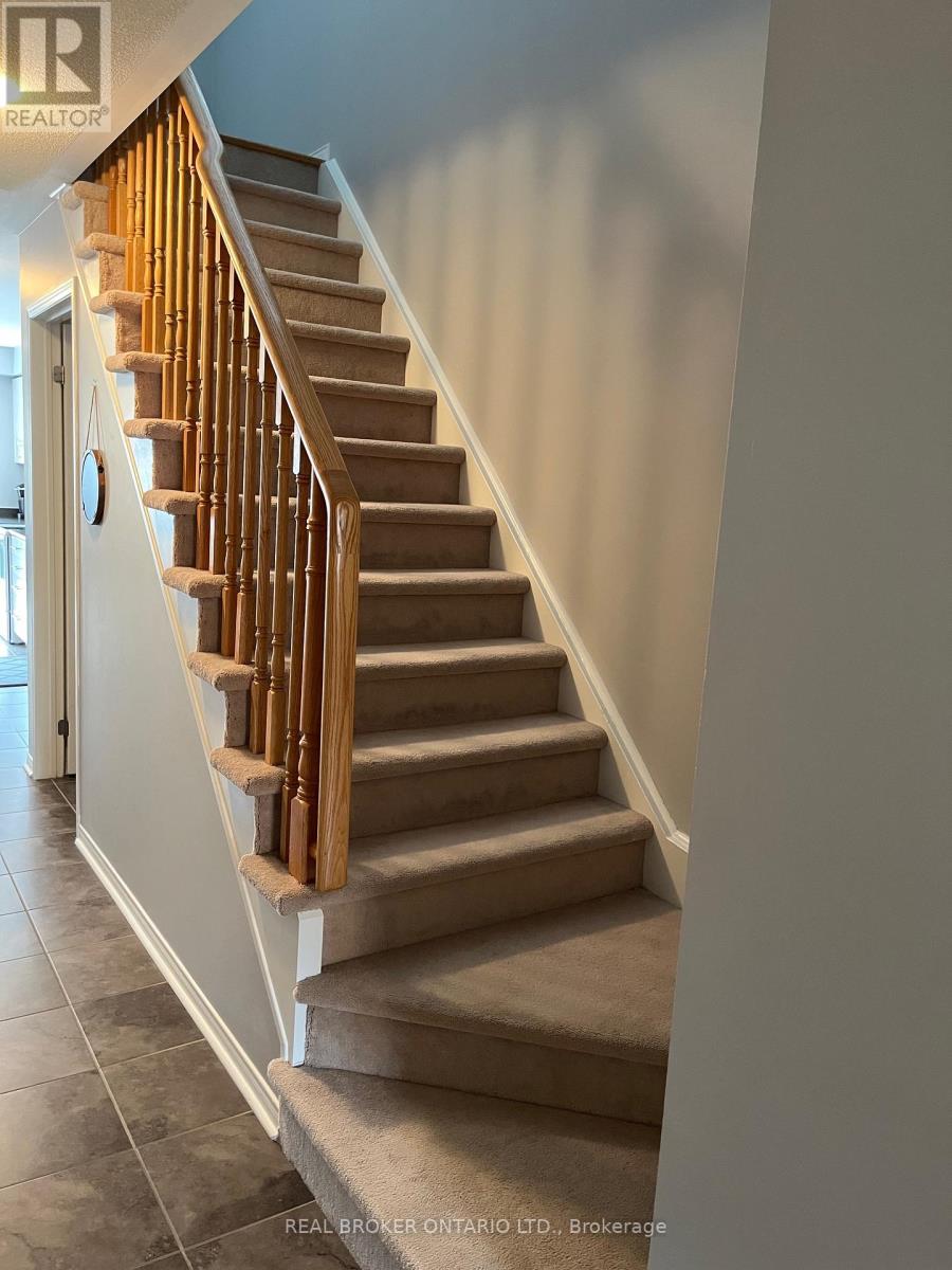 106 Russel Drive, Bradford West Gwillimbury, Ontario  L3Z 0M7 - Photo 4 - N12318566