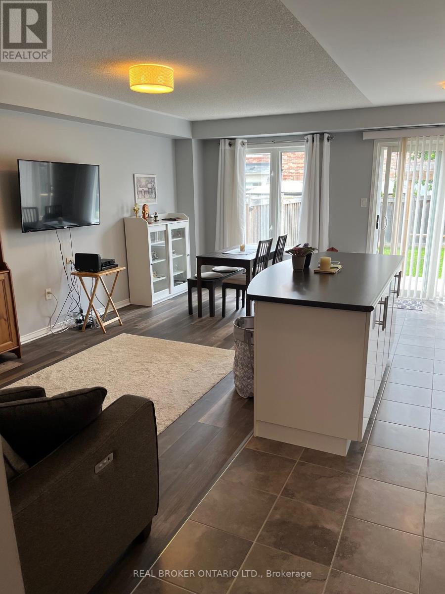 106 Russel Drive, Bradford West Gwillimbury, Ontario  L3Z 0M7 - Photo 5 - N12318566