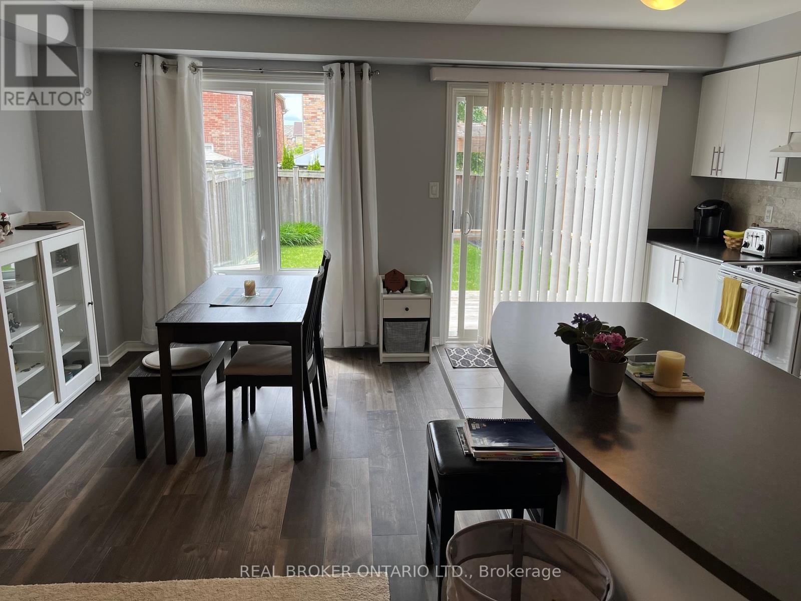 106 Russel Drive, Bradford West Gwillimbury, Ontario  L3Z 0M7 - Photo 6 - N12318566