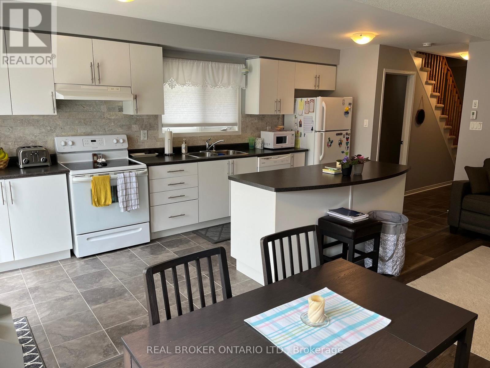 106 Russel Drive, Bradford West Gwillimbury, Ontario  L3Z 0M7 - Photo 7 - N12318566