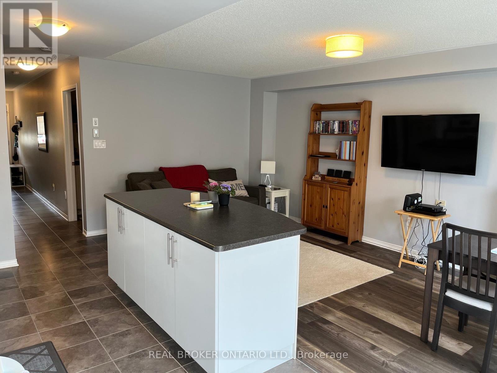 106 Russel Drive, Bradford West Gwillimbury, Ontario  L3Z 0M7 - Photo 8 - N12318566