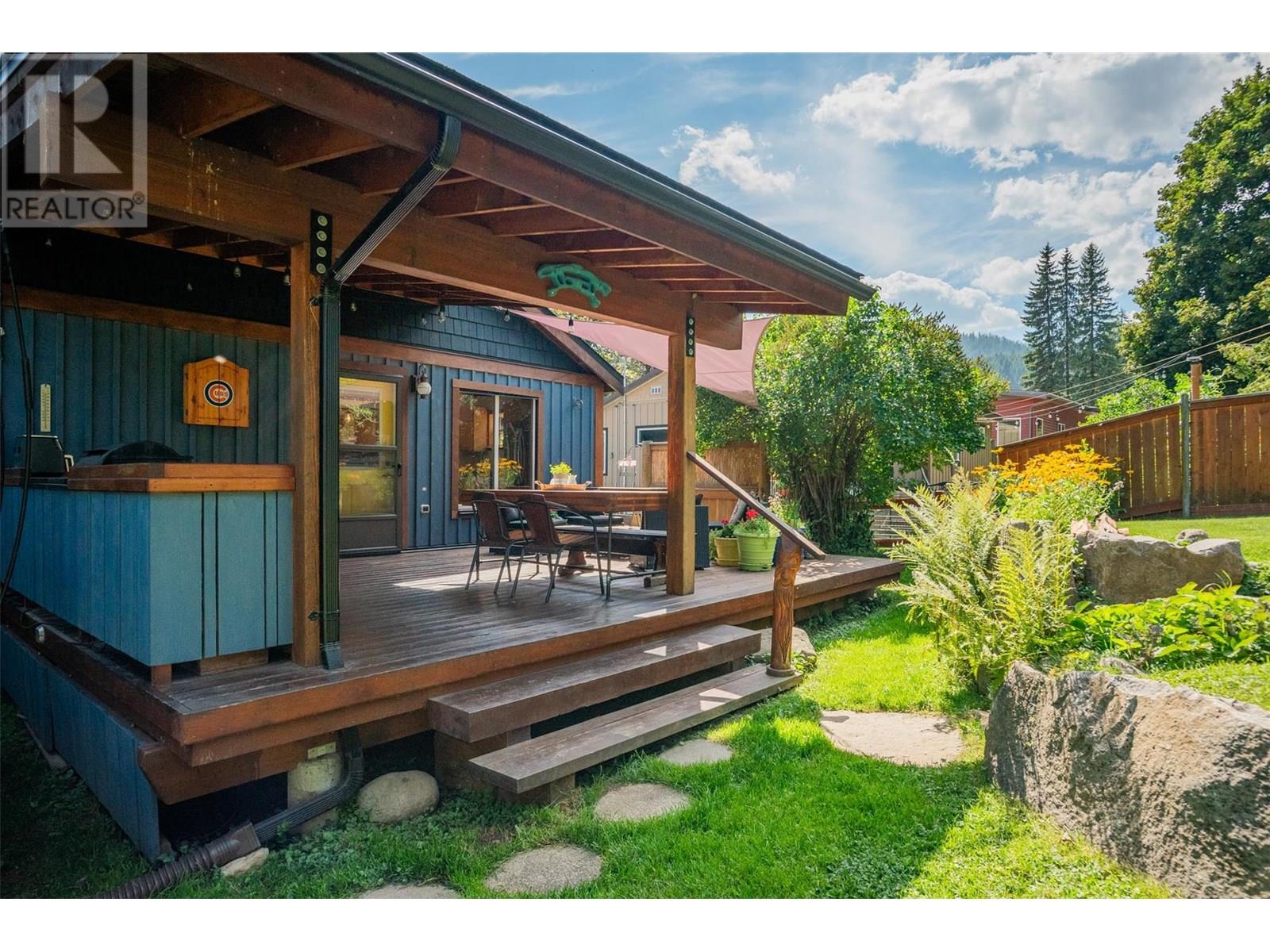 Property at 1954 THOMPSON Avenue image 2