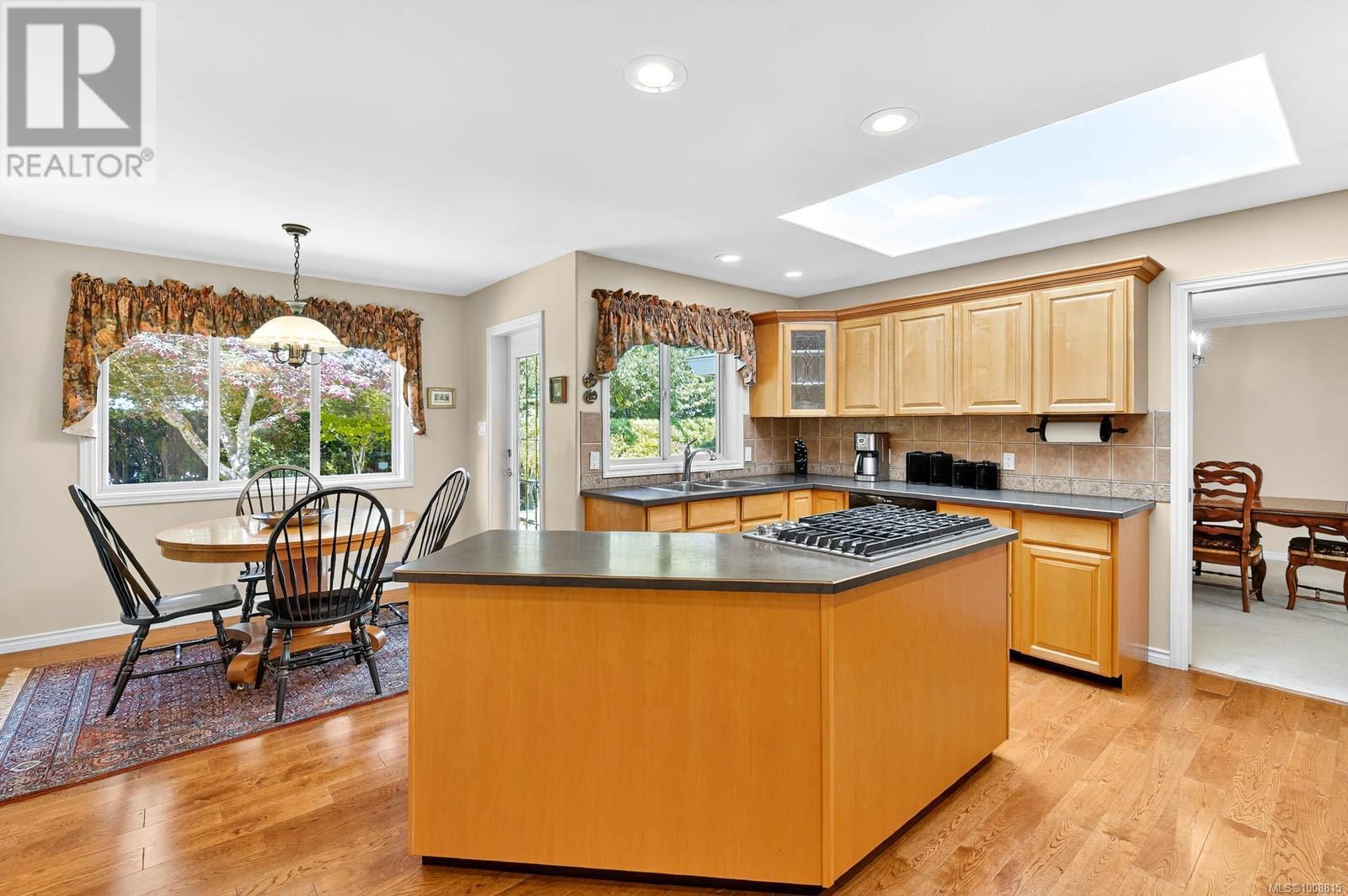 Property at 5528 Woodland Cres W image 3