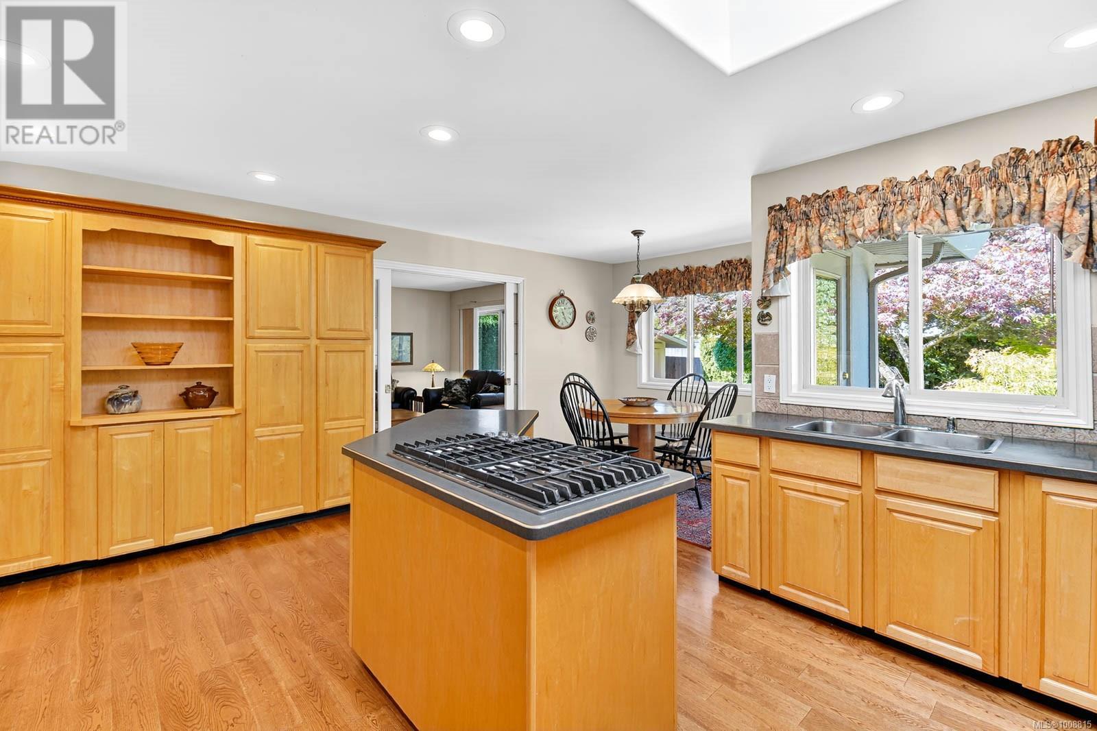 Property at 5528 Woodland Cres W image 4