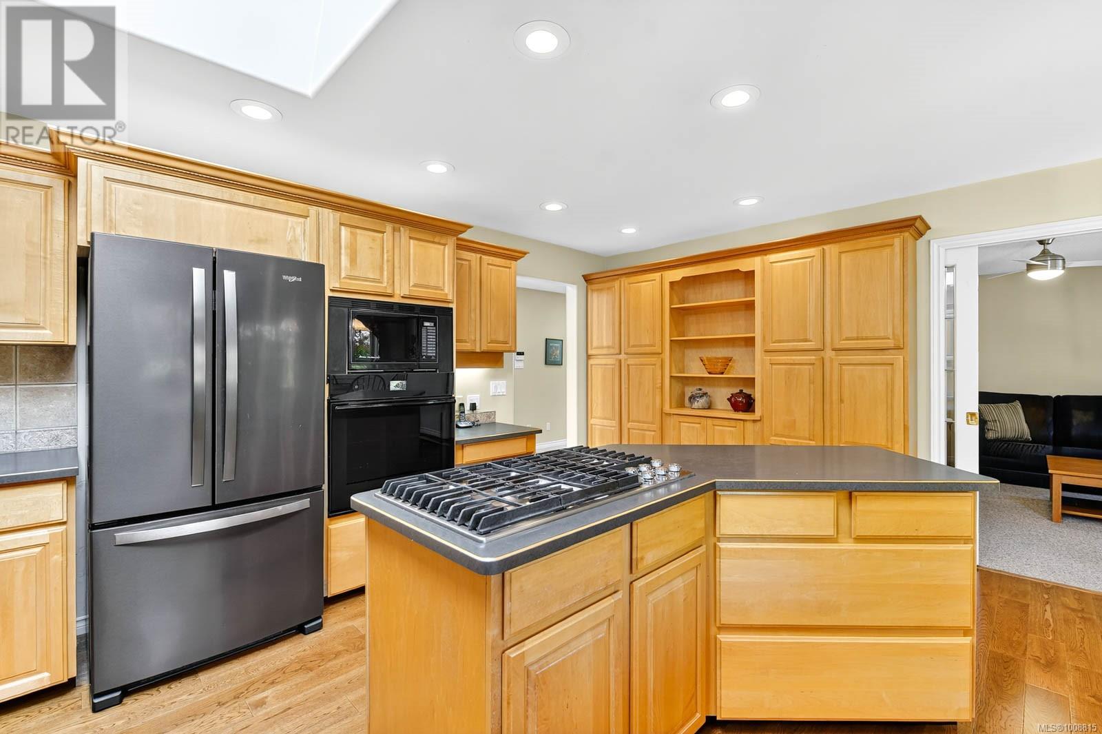Property at 5528 Woodland Cres W image 5