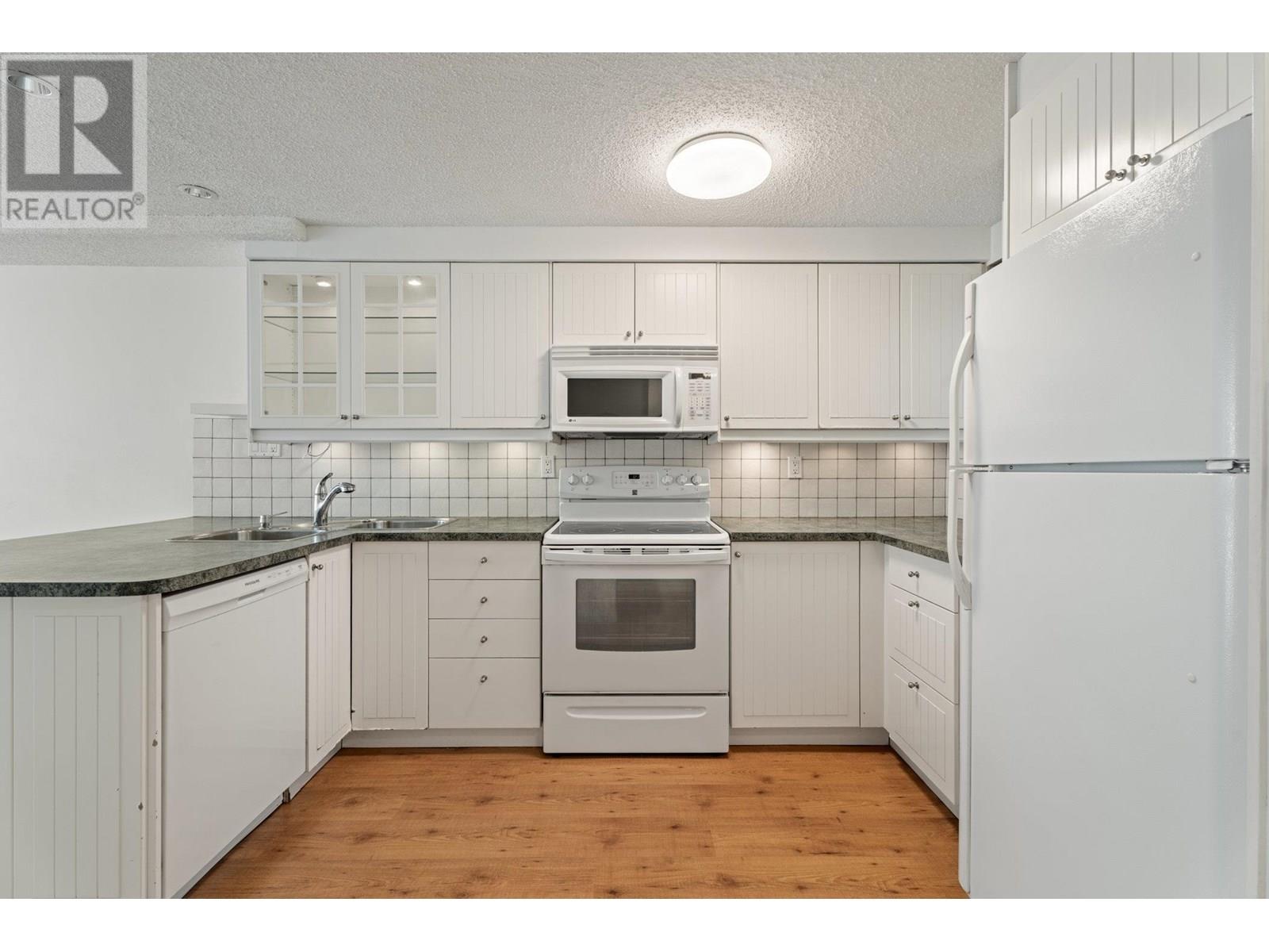 122 1363 Clyde Avenue, West Vancouver, British Columbia  V7T 3W9 - Photo 2 - R3023799