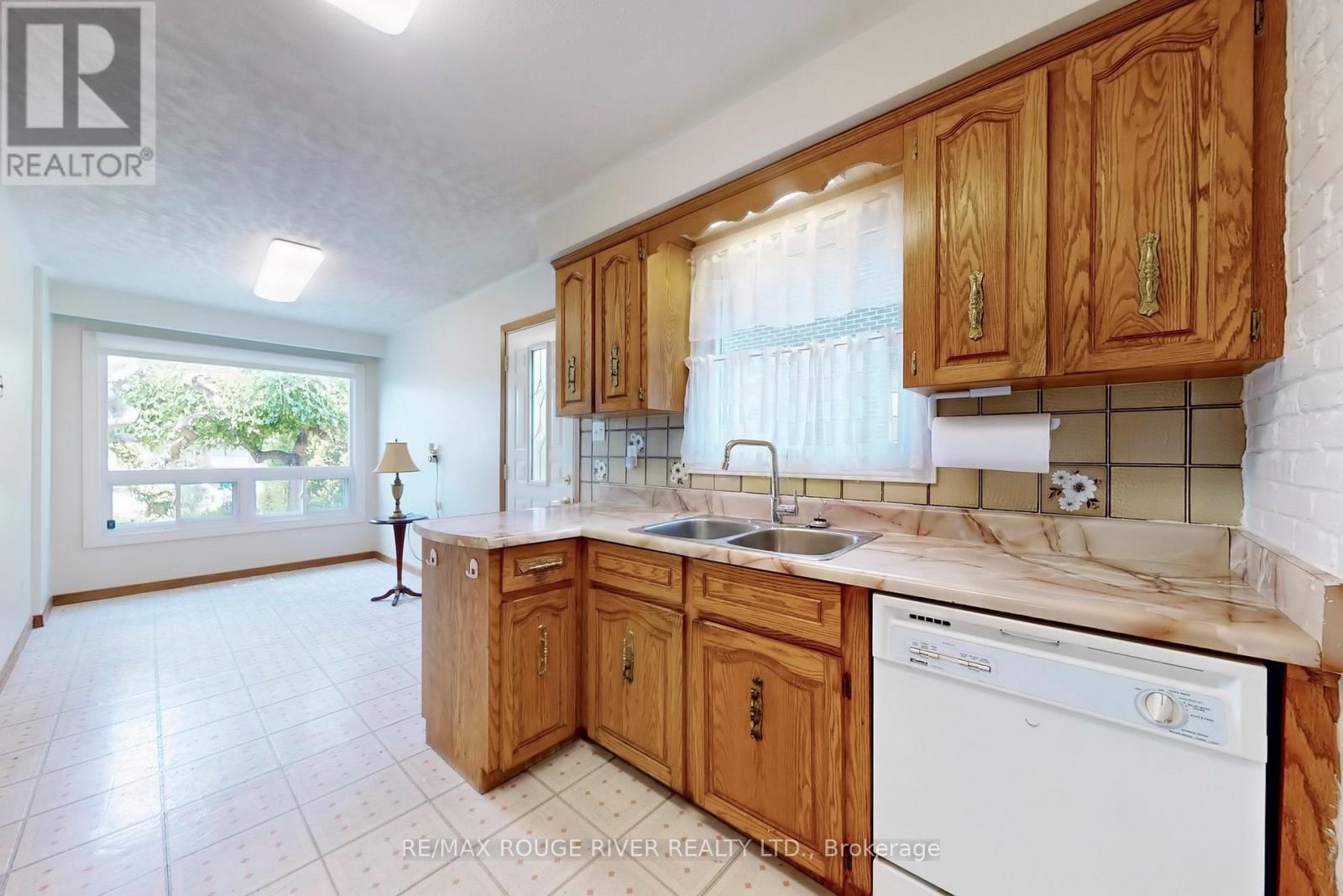 9 Comrie Terrace, Toronto, Ontario  M1M 3T1 - Photo 11 - E12318843