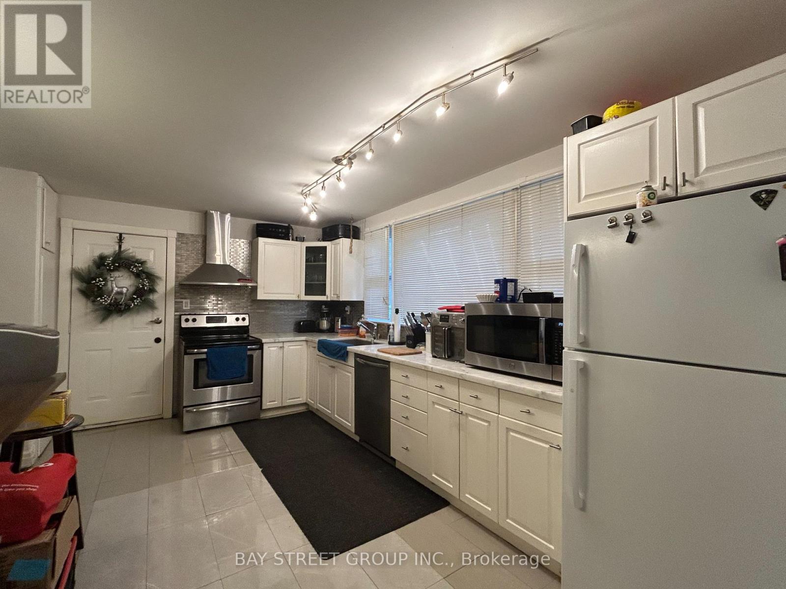 1011 Janette Street, Newmarket, Ontario  L3Y 3C4 - Photo 7 - N12318865