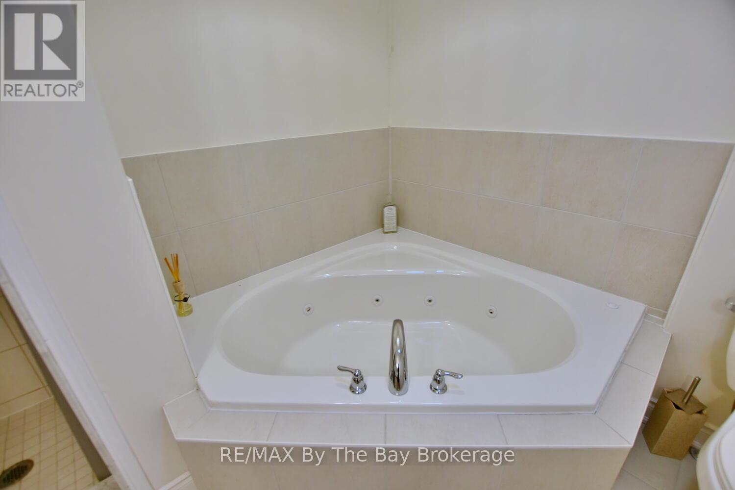 62 Puccini Drive, Wasaga Beach, Ontario  L9Z 1Z4 - Photo 23 - S12318979