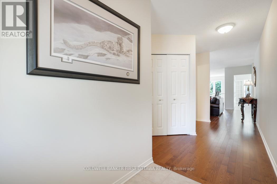 10 Ladybirds Crescent, Ottawa, Ontario  K2S 1Z6 - Photo 6 - X12319036
