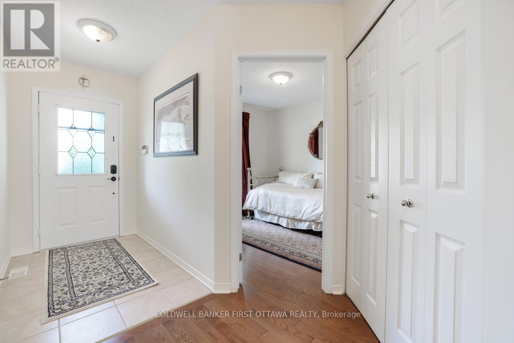 10 Ladybirds Crescent, Ottawa, Ontario  K2S 1Z6 - Photo 7 - X12319036