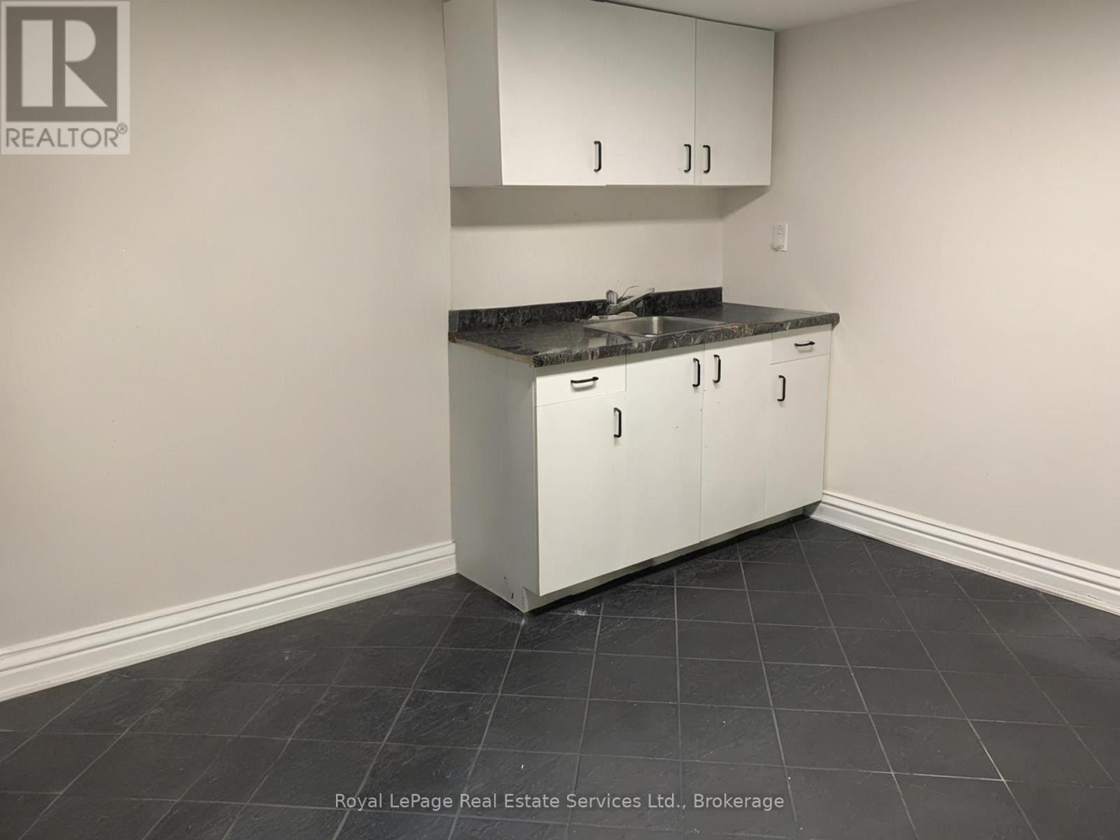 Lower Unit - 197 Broadway Street, Mississauga, Ontario  L5M 1H8 - Photo 7 - W12319114