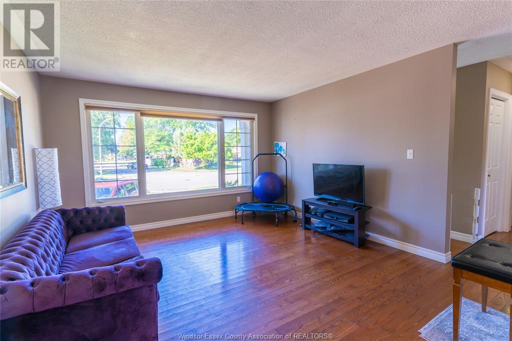 Property at 104 ARGYLE CRES image 4