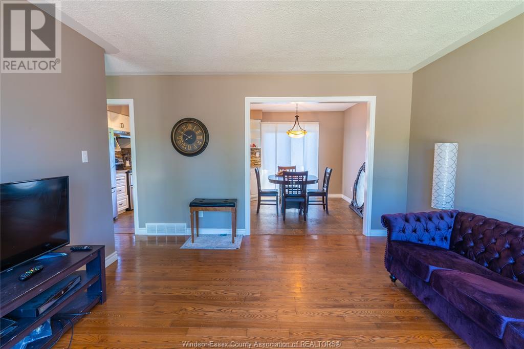 Property at 104 ARGYLE CRES image 5