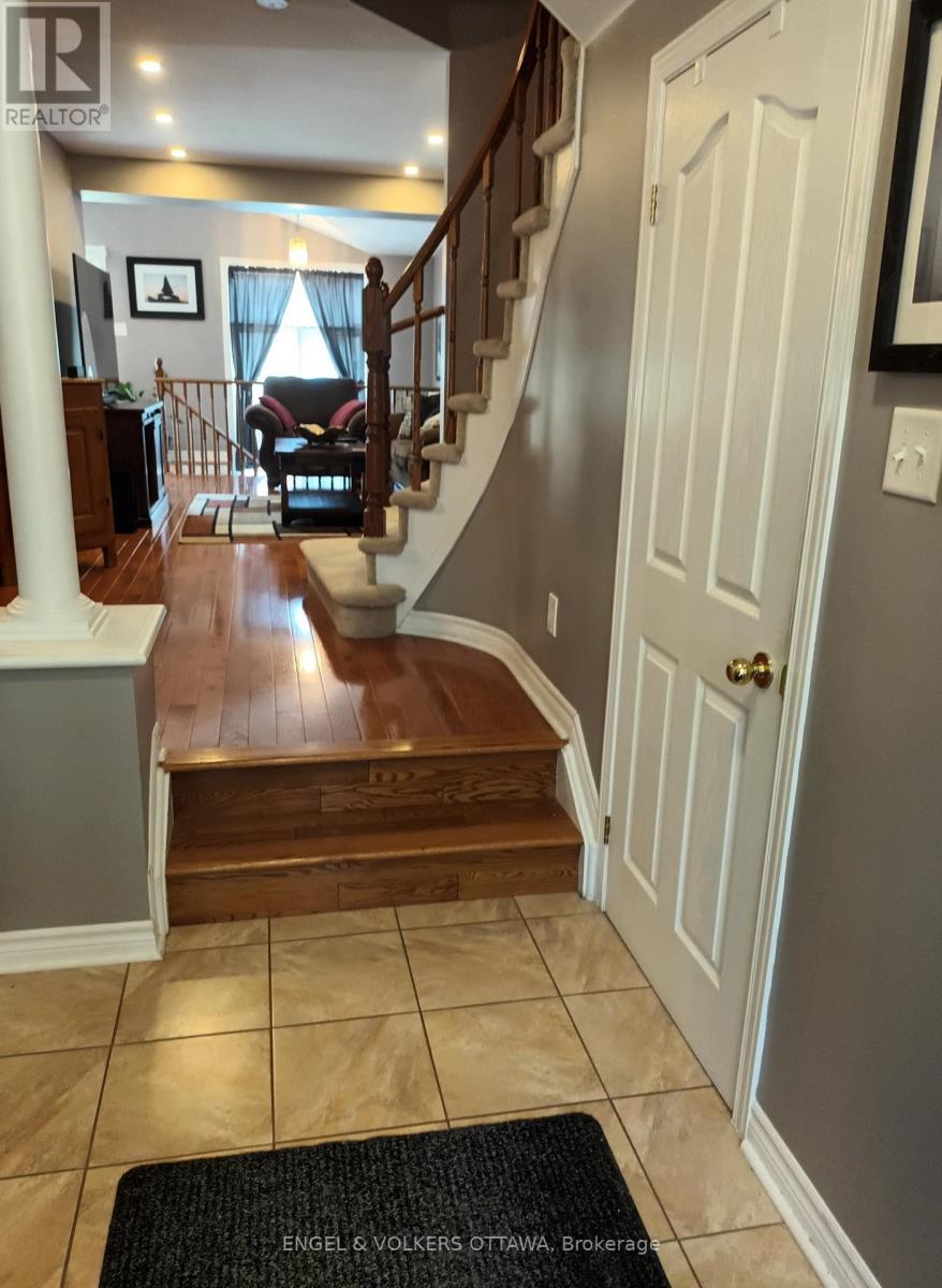 19 Milner Downs Crescent, Ottawa, Ontario  K2M 2S3 - Photo 2 - X12319232