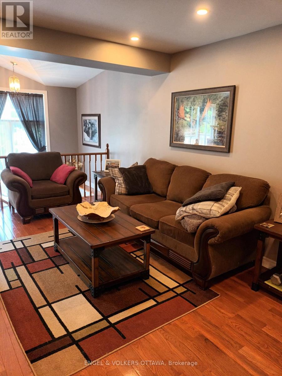 19 Milner Downs Crescent, Ottawa, Ontario  K2M 2S3 - Photo 3 - X12319232